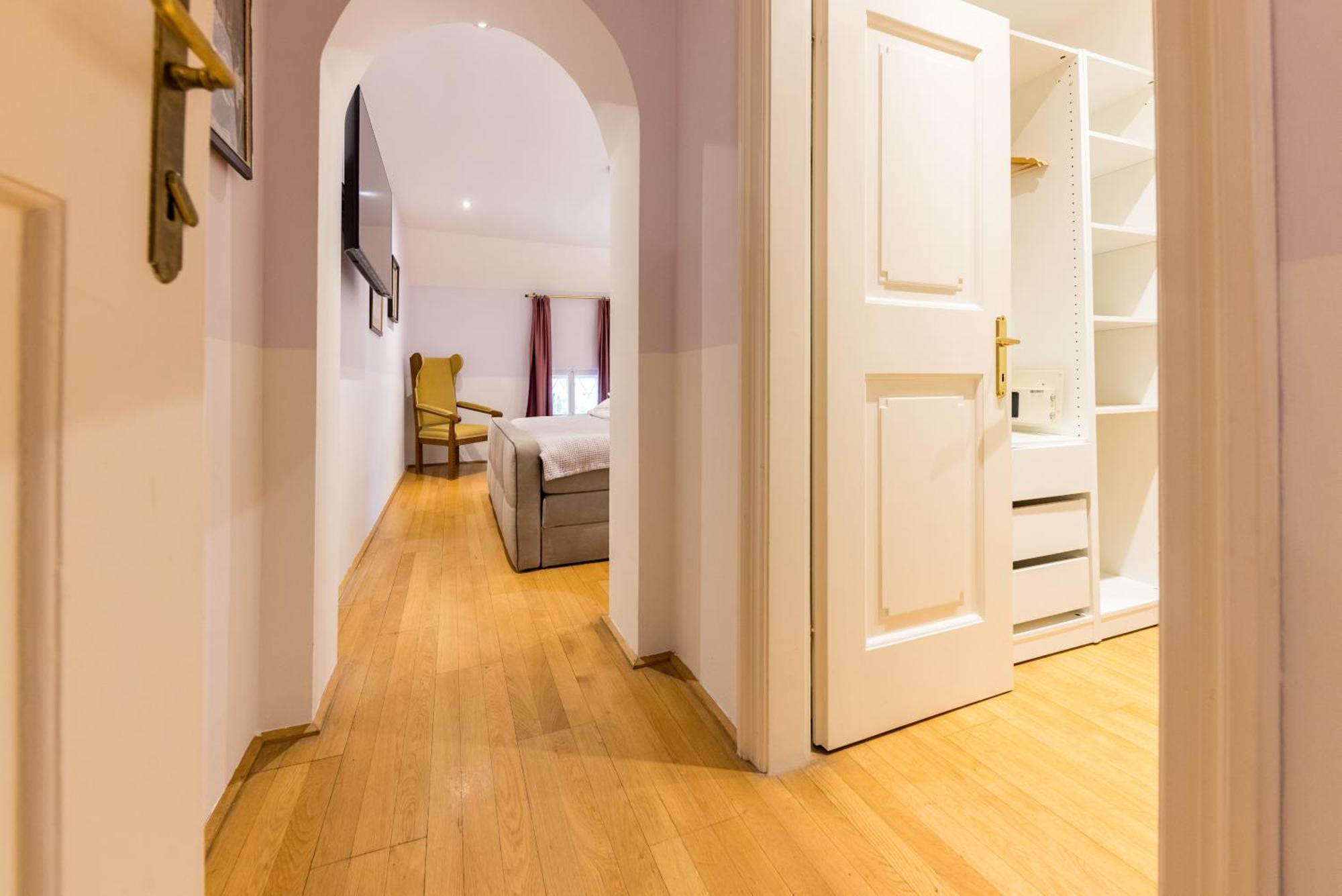 Der Schlosswirt Zu - Biedermeierhotel Und Restaurant 4*